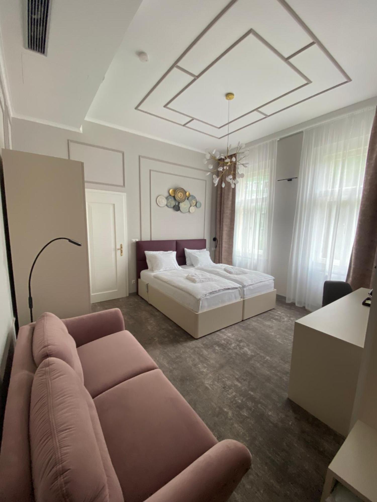 Boutique Hotel Ambiente ****+ كارلوفي فاري المظهر الخارجي الصورة