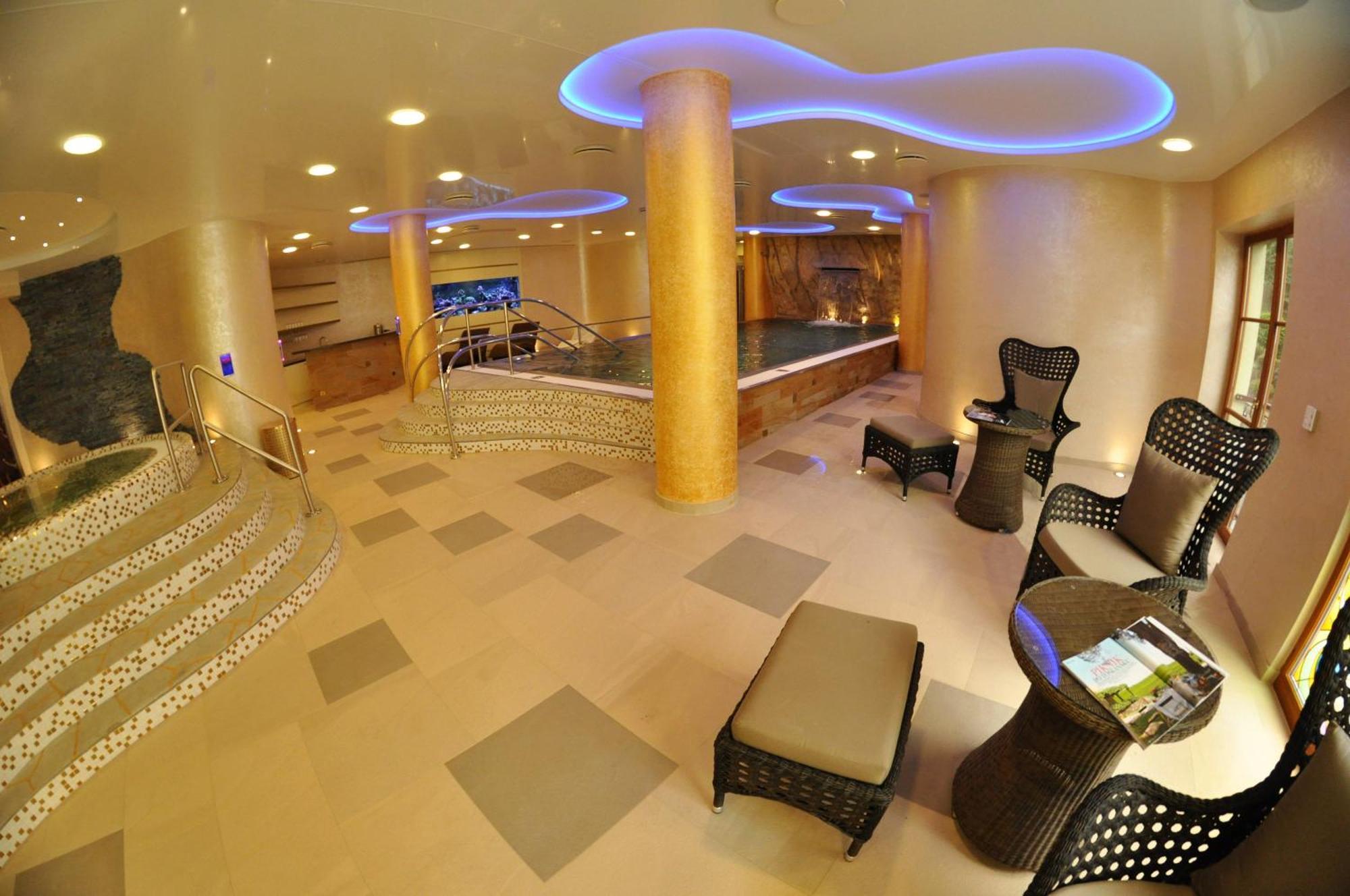 Boutique Hotel Ambiente ****+ كارلوفي فاري المظهر الخارجي الصورة