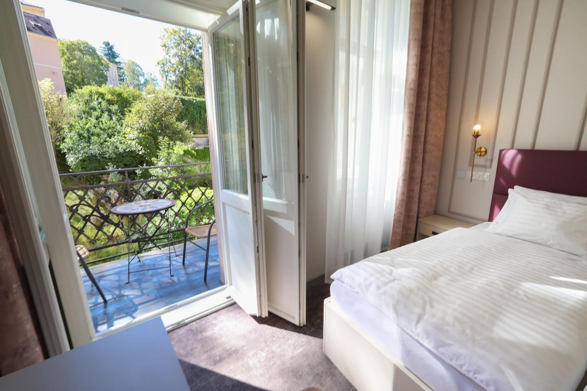 Boutique Hotel Ambiente ****+ كارلوفي فاري المظهر الخارجي الصورة