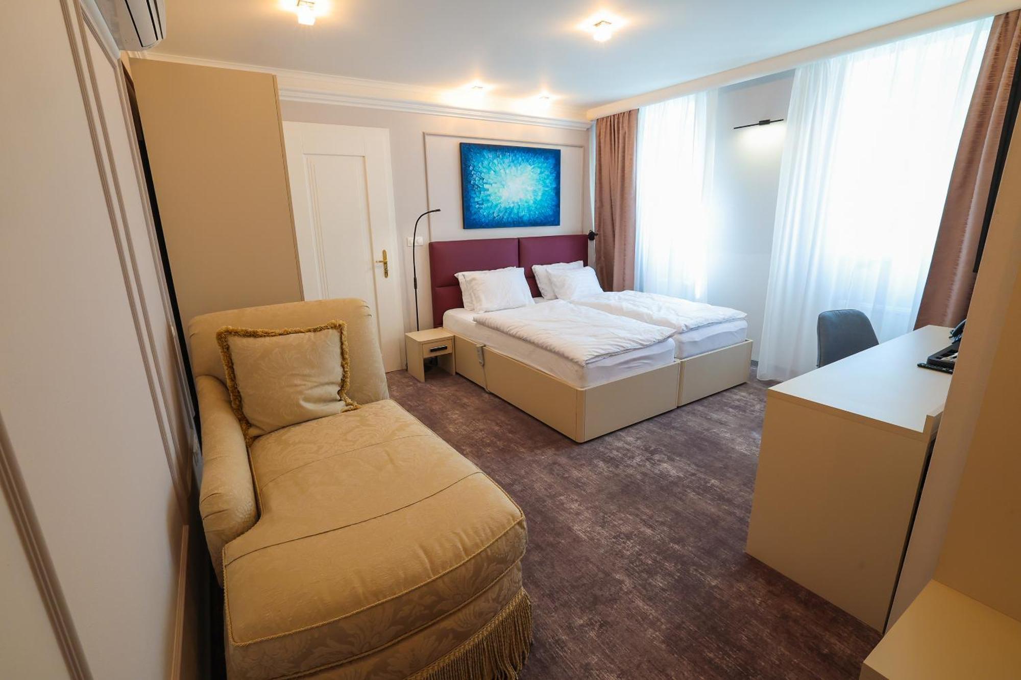 Boutique Hotel Ambiente ****+ كارلوفي فاري المظهر الخارجي الصورة