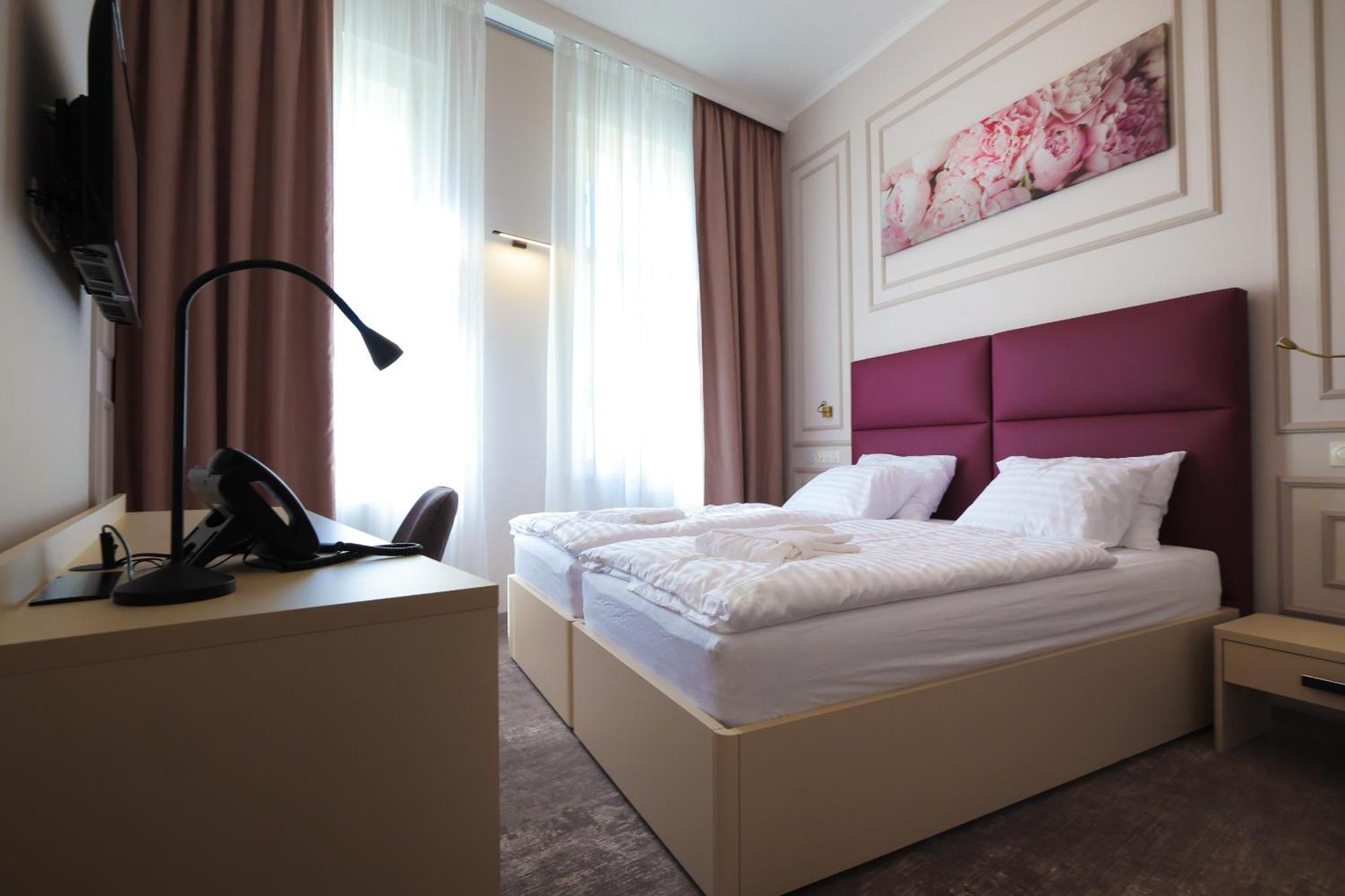 Boutique Hotel Ambiente ****+ كارلوفي فاري المظهر الخارجي الصورة