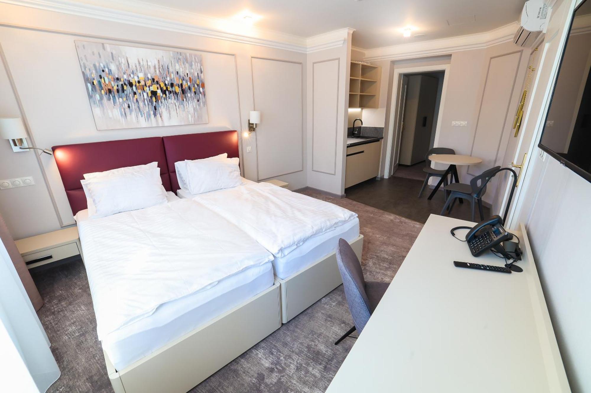 Boutique Hotel Ambiente ****+ كارلوفي فاري المظهر الخارجي الصورة