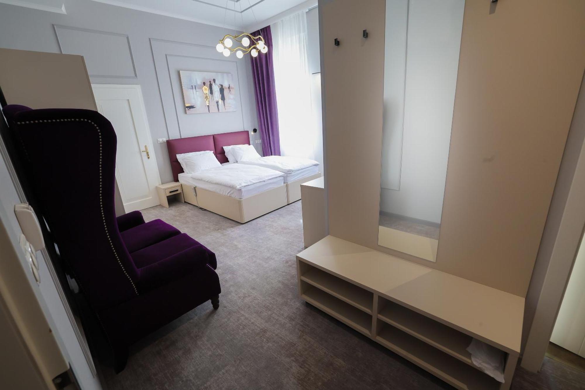 Boutique Hotel Ambiente ****+ كارلوفي فاري المظهر الخارجي الصورة