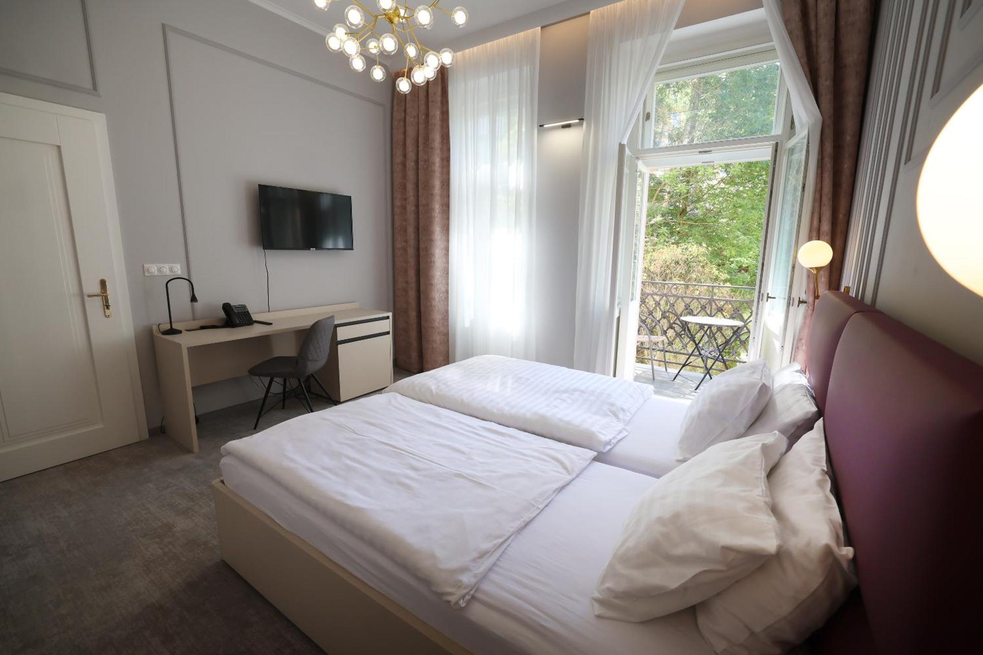Boutique Hotel Ambiente ****+ كارلوفي فاري المظهر الخارجي الصورة