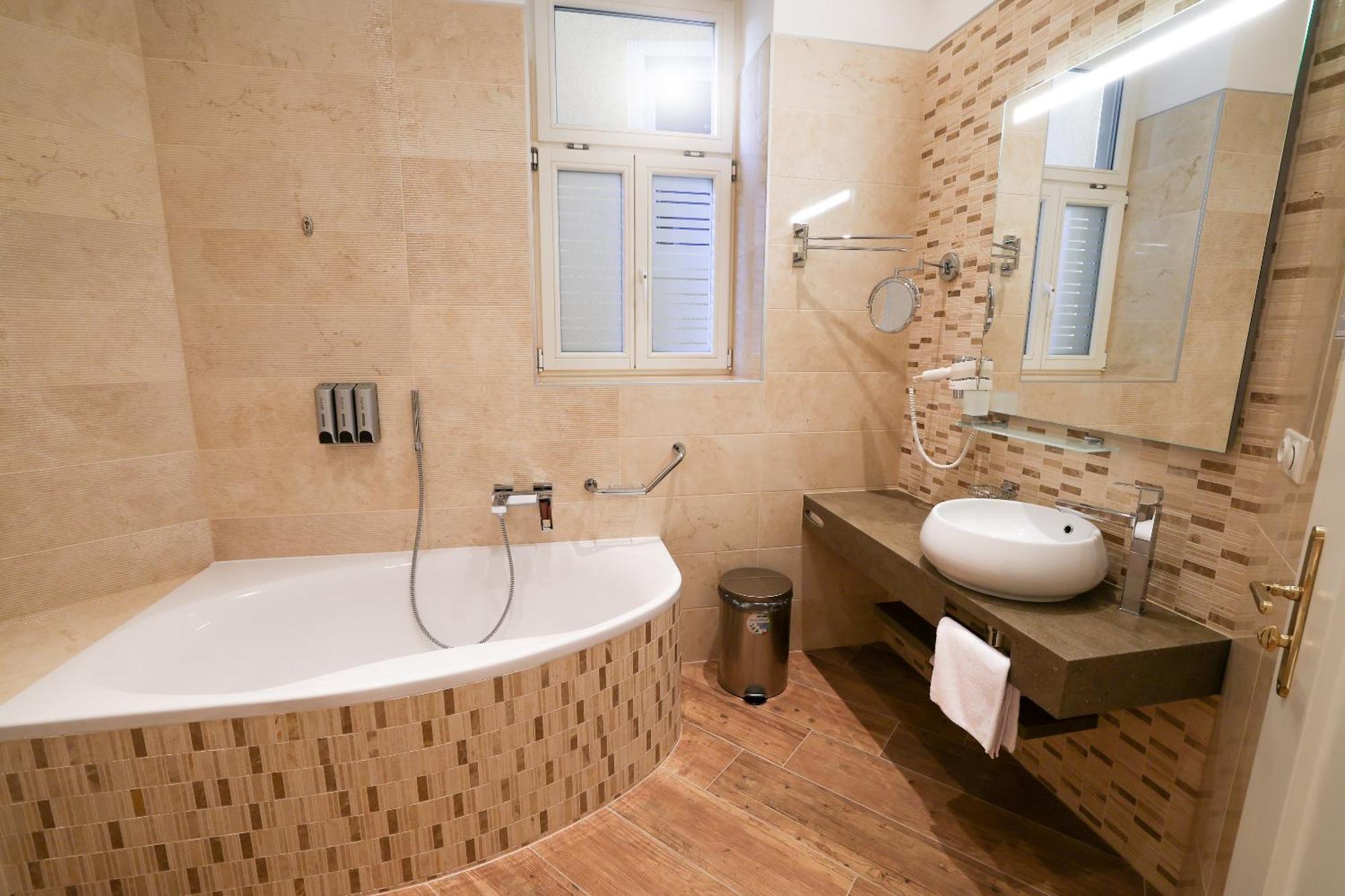 Boutique Hotel Ambiente ****+ كارلوفي فاري المظهر الخارجي الصورة